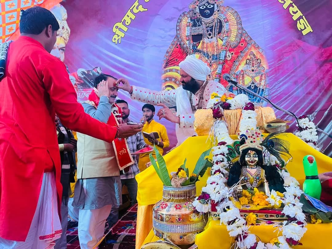 भाजपा जिलाध्यक्ष शशांक भूषण का सम्मान करते आचार्य। भाजपा जिलाध्यक्ष शशांक भूषण का सम्मान करते आचार्य।