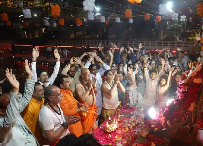 महाकाल मंदिर में नर्मदा जयंती पर कोटितीर्थ कुंड पर 1100 दीपों से सजी दीपमालिका महाकाल मंदिर में नर्मदा जयंती पर कोटितीर्थ कुंड पर 1100 दीपों से सजी दीपमालिका