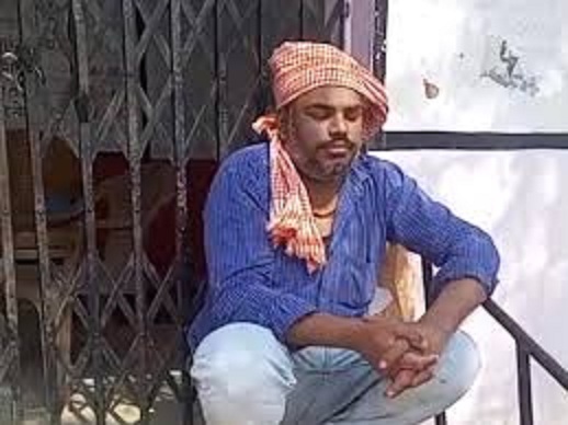 शराब के नशे में धुत हाेकर स्कूल पहुंचे अतिथि शिक्षक शराब के नशे में धुत हाेकर स्कूल पहुंचे अतिथि शिक्षक