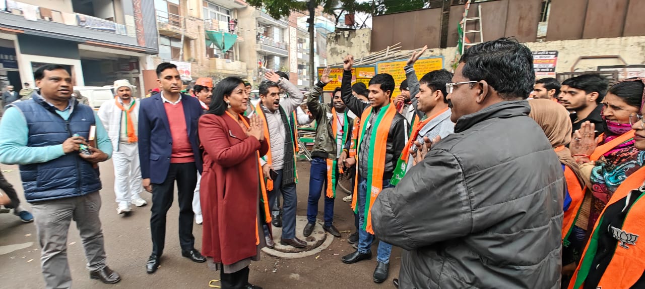 दिल्ली में प्रचार के दौरान सांसद इंदू गोस्वामी। दिल्ली में प्रचार के दौरान सांसद इंदू गोस्वामी।