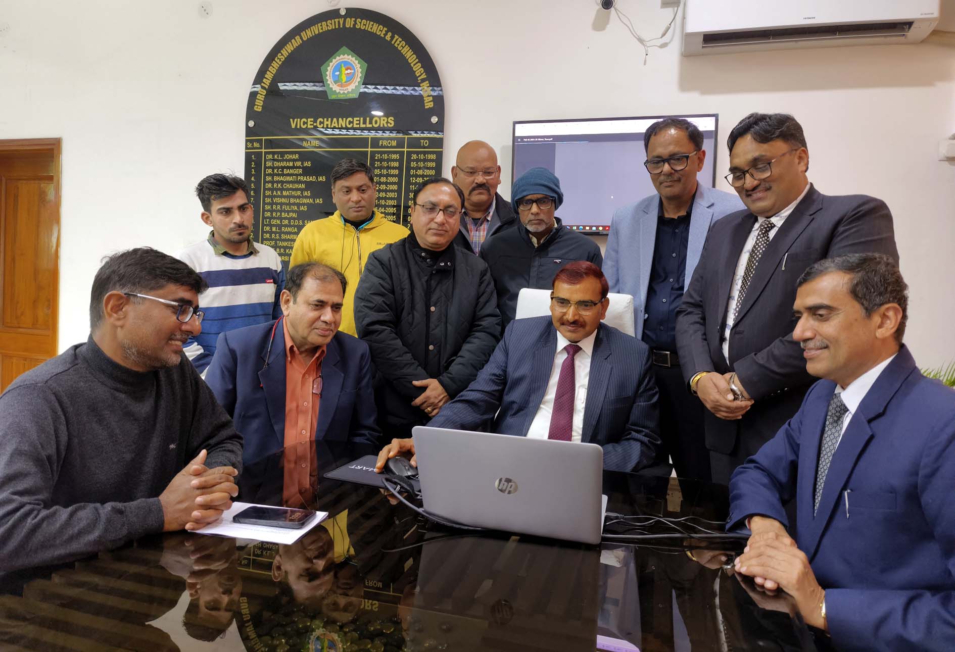 पीएचडी दाखिला पोर्टल का उद्घाटन करते कुलपति प्रो. नरसी राम बिश्नोई। पीएचडी दाखिला पोर्टल का उद्घाटन करते कुलपति प्रो. नरसी राम बिश्नोई।