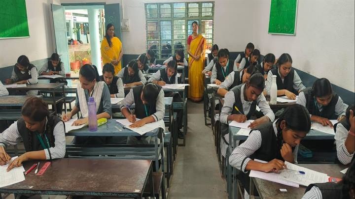 शासकीय विद्यालयों में वार्षिक परीक्षा शासकीय विद्यालयों में वार्षिक परीक्षा
