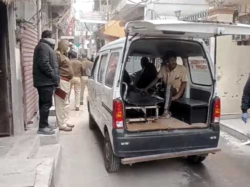 बनियावाड़ा में जांच करती पुलिस व शव को पोस्टमॉर्टम के लिए भिजवाते हुए। बनियावाड़ा में जांच करती पुलिस व शव को पोस्टमॉर्टम के लिए भिजवाते हुए।