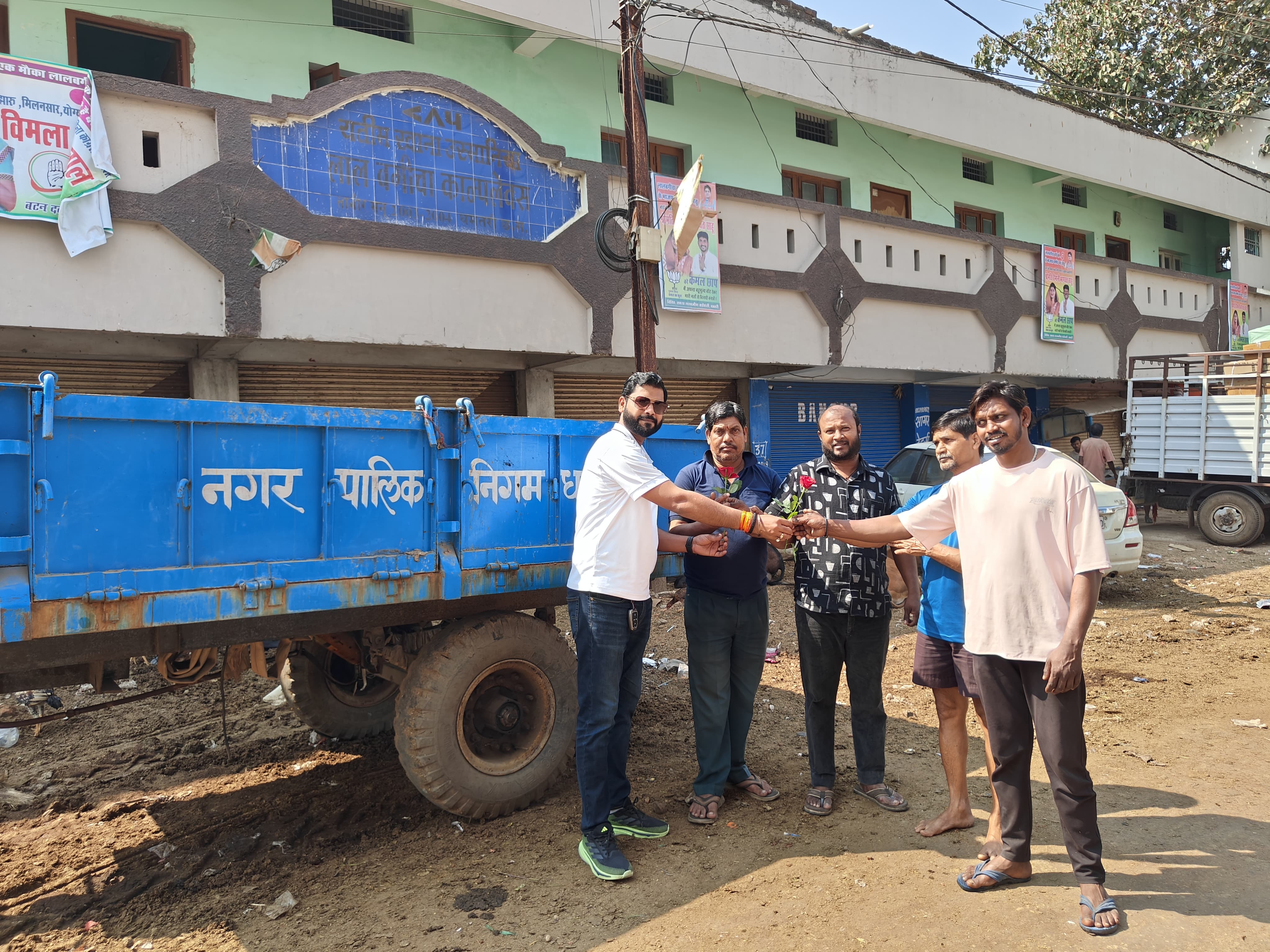गौ पालकों को सम्मान करते हुए मिशन मैनेजर शशांक मिश्रा। गौ पालकों को सम्मान करते हुए मिशन मैनेजर शशांक मिश्रा।