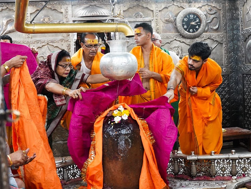 भगवान महाकाल के मंदिर में परिवार के साथ शिवराज सिंह चौहान भगवान महाकाल के मंदिर में परिवार के साथ शिवराज सिंह चौहान