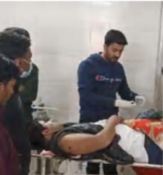 गाेली से घायल युवक का अस्पताल में चल रहा इलाज गाेली से घायल युवक का अस्पताल में चल रहा इलाज