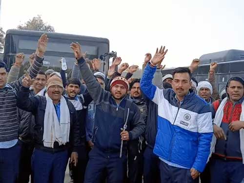 बल्लभगढ़ डिपो पर प्रदर्शन करते ड्राईवर बल्लभगढ़ डिपो पर प्रदर्शन करते ड्राईवर