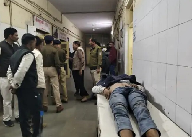 ग्वालियरः जमीनी विवाद में एक परिवार के दो पक्षों की बीच फायरिंग ग्वालियरः जमीनी विवाद में एक परिवार के दो पक्षों की बीच फायरिंग