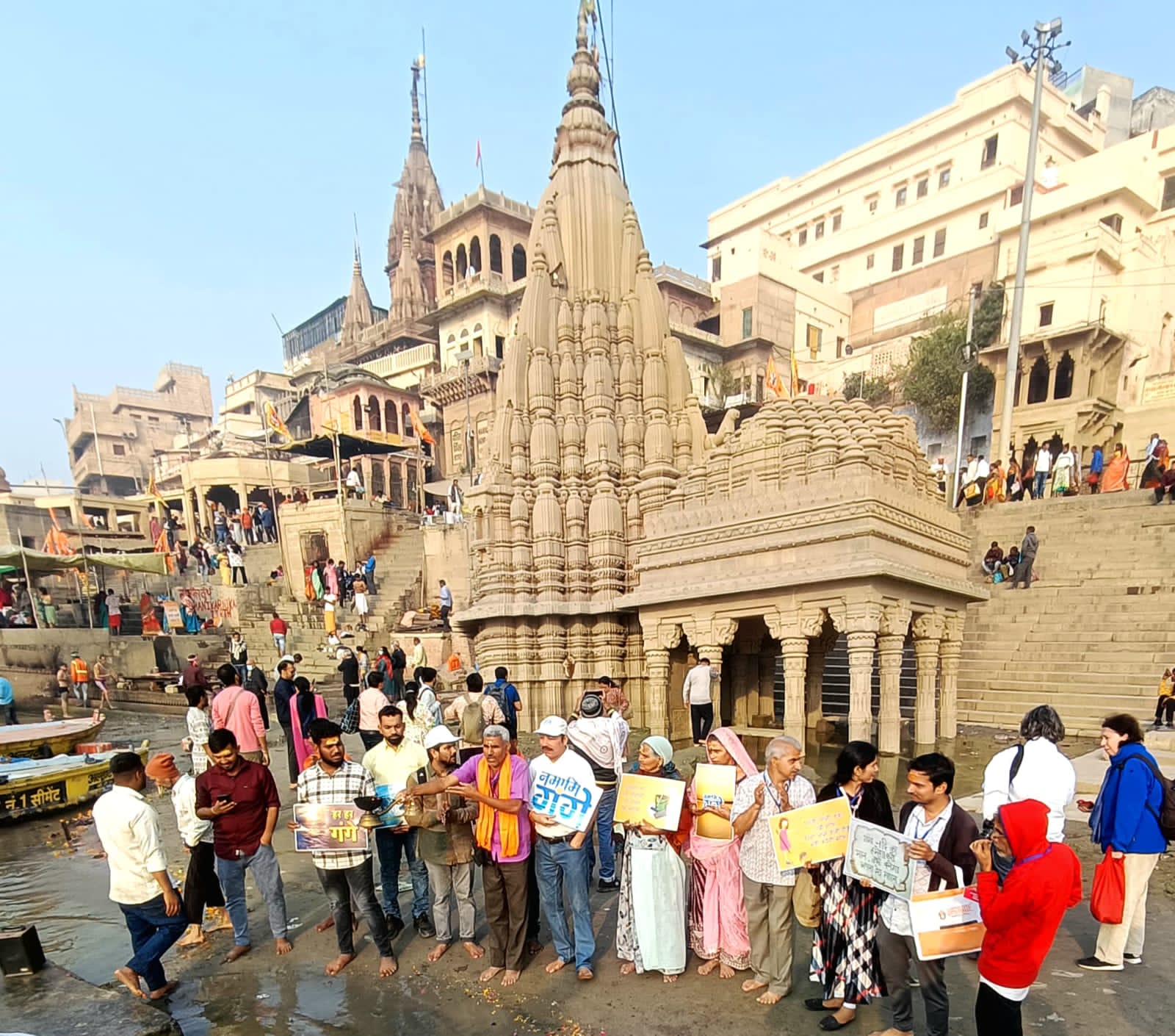 मणिकर्णिका तीर्थ पर स्वच्छ तीर्थ अभियान की शुरूआत करते कार्यकर्ता मणिकर्णिका तीर्थ पर स्वच्छ तीर्थ अभियान की शुरूआत करते कार्यकर्ता
