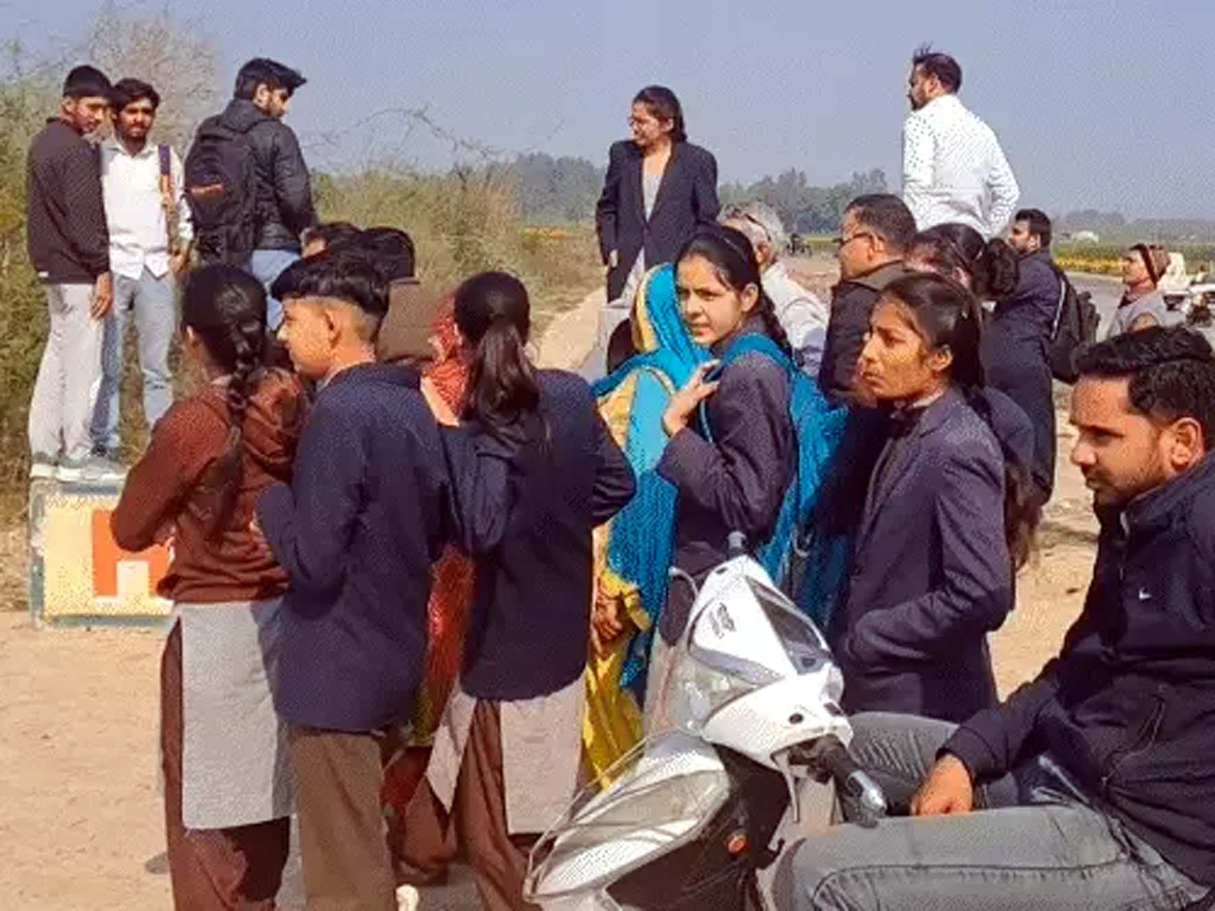 लड़ाकू विमान देखने के लिए हवाई अड्डे के बाहर एकत्रित हुई भीड़। लड़ाकू विमान देखने के लिए हवाई अड्डे के बाहर एकत्रित हुई भीड़।