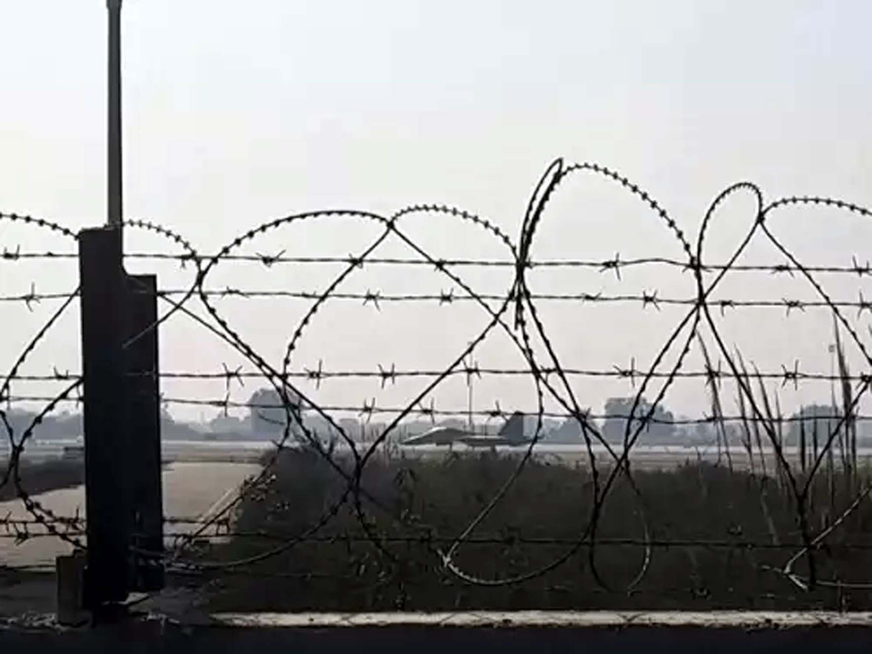 रनवे पर उतरते लड़ाकू विमान रनवे पर उतरते लड़ाकू विमान