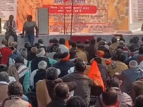 धरने में शामिल हुए हजारों की संख्या में किसान धरने में शामिल हुए हजारों की संख्या में किसान