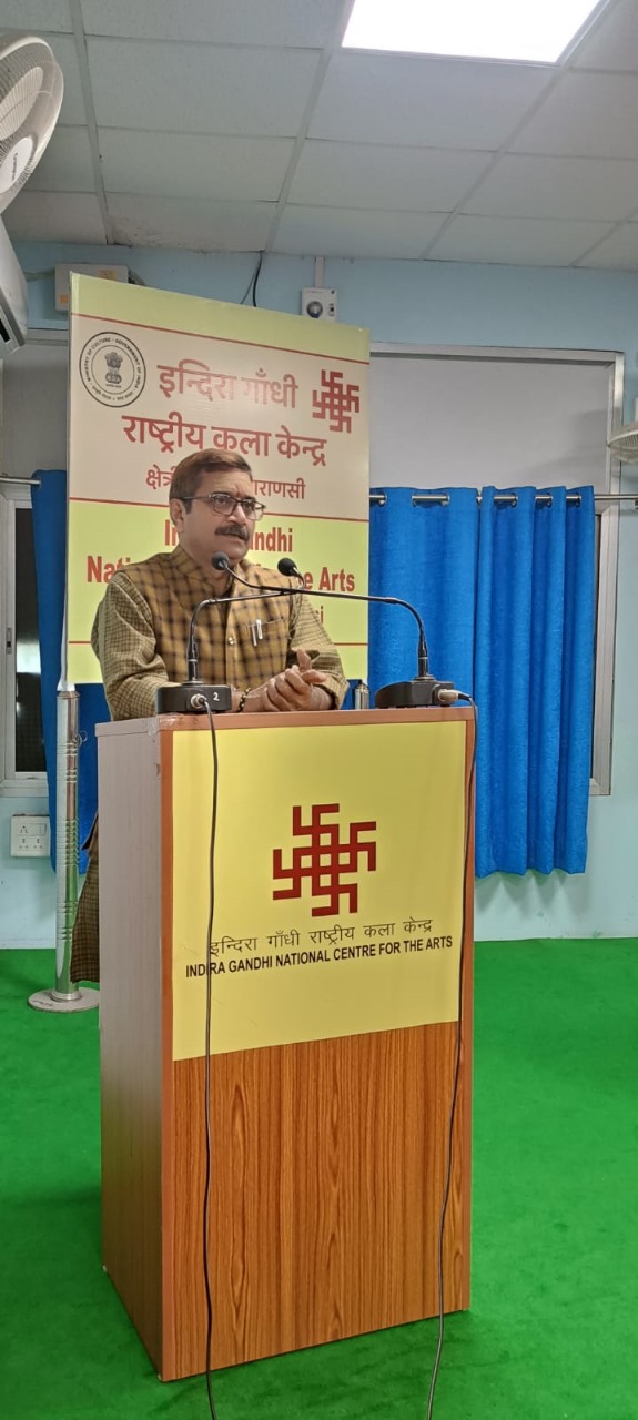 —इन्दिरा गाँधी राष्ट्रीय कला केन्द्र में व्याख्यान देते विधायक —इन्दिरा गाँधी राष्ट्रीय कला केन्द्र में व्याख्यान देते विधायक