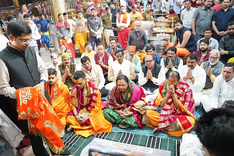 भगवान महाकाल के मंदिर में परिवार के साथ शिवराज सिंह चौहान भगवान महाकाल के मंदिर में परिवार के साथ शिवराज सिंह चौहान