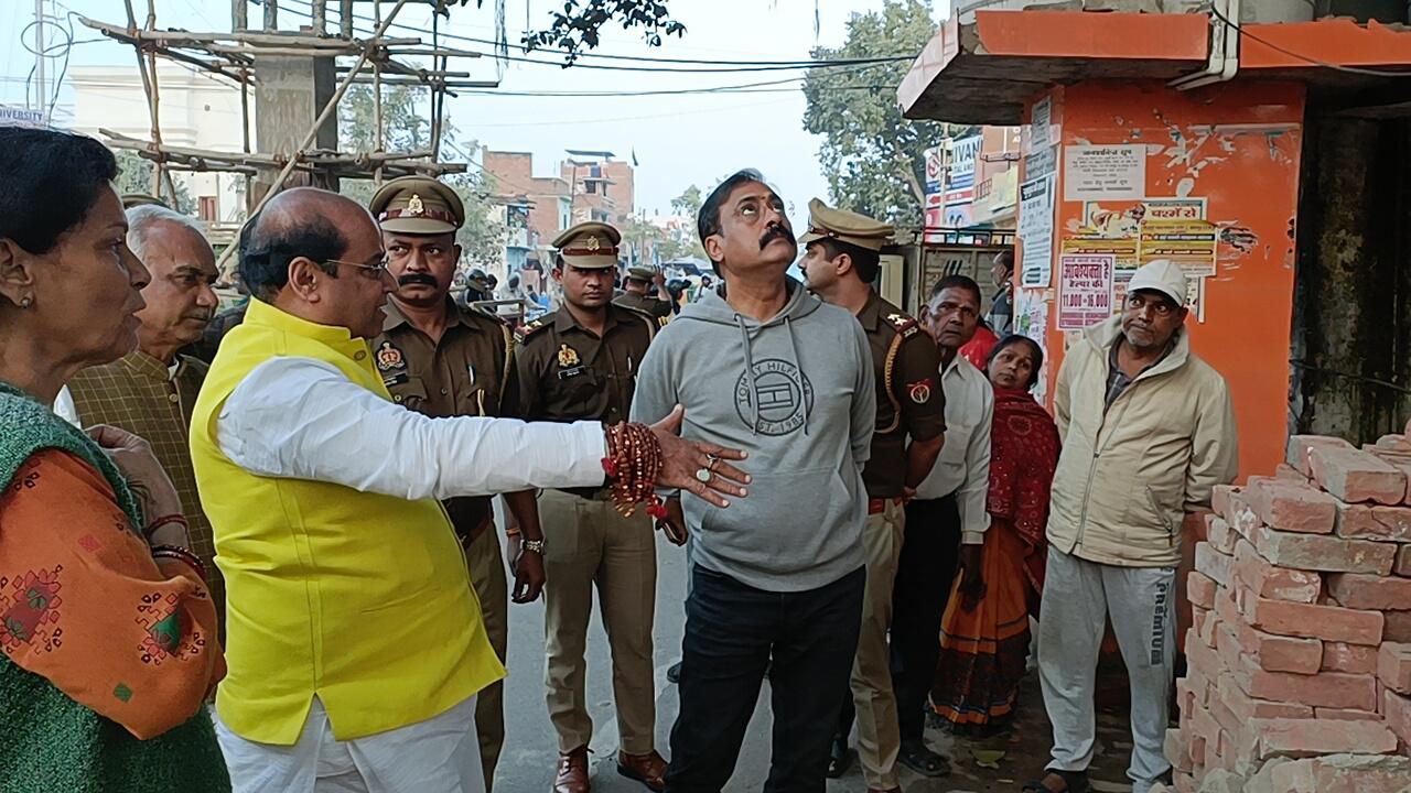 जायजा लेते डीसीपी सेंट्रल और विधायक सुरेंद्र मैथानी व अन्य जायजा लेते डीसीपी सेंट्रल और विधायक सुरेंद्र मैथानी व अन्य