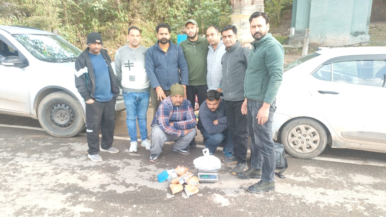 चरस के साथ पकड़े गए आरोपित पुलिस टीम के साथ। चरस के साथ पकड़े गए आरोपित पुलिस टीम के साथ।