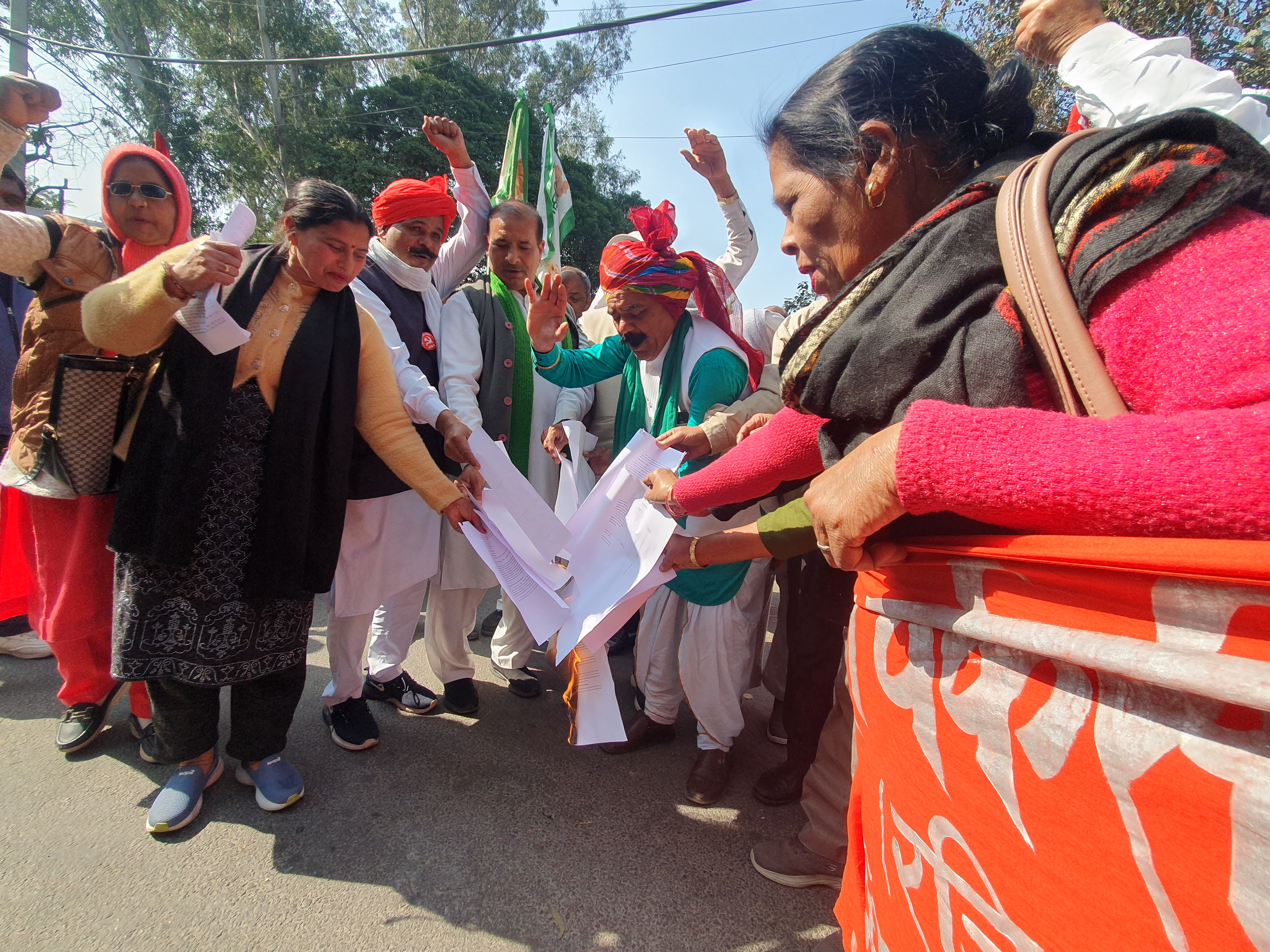केंद्रीय बजट की प्रतियों को जलाते हुए केंद्रीय बजट की प्रतियों को जलाते हुए