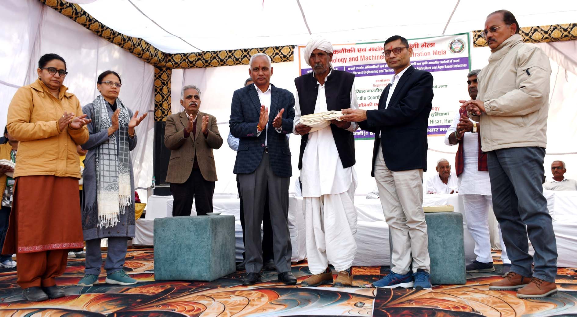 मुख्यातिथि डॉ. एसके पाहुजा किसानों को सम्मानित करते हुए। मुख्यातिथि डॉ. एसके पाहुजा किसानों को सम्मानित करते हुए।