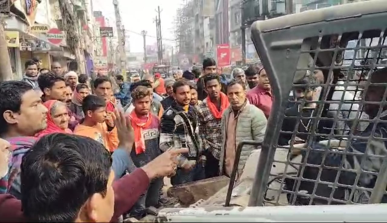 अतिक्रमण विरोधी अभियान का विरोध करते फुटकर विक्रेता अतिक्रमण विरोधी अभियान का विरोध करते फुटकर विक्रेता
