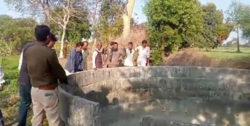 युवक का शव, परिजनों ने जताया हत्या का संदेह युवक का शव, परिजनों ने जताया हत्या का संदेह