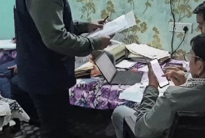 शिवपुरीः ईओडब्ल्यू के छापे में शिक्षक के पास मिली 8.36 करोड़ रुपये की संपत्ति शिवपुरीः ईओडब्ल्यू के छापे में शिक्षक के पास मिली 8.36 करोड़ रुपये की संपत्ति