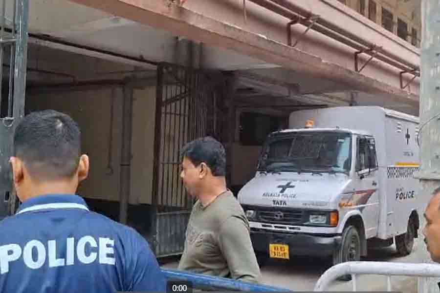 कोलकाता के अदालत परिसर में मिला पुलिस अधिकारी का गोलियों से छलनी शव, जांच में जुटी पुलिस कोलकाता के अदालत परिसर में मिला पुलिस अधिकारी का गोलियों से छलनी शव, जांच में जुटी पुलिस
