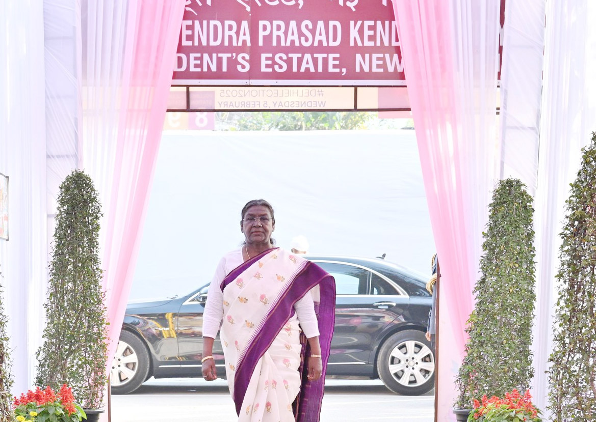 डॉ राजेंद्र प्रसाद केंद्रीय विद्यालय में मतदान करने पहुंचीं राष्ट्रपति द्रौपदी मुर्मु।