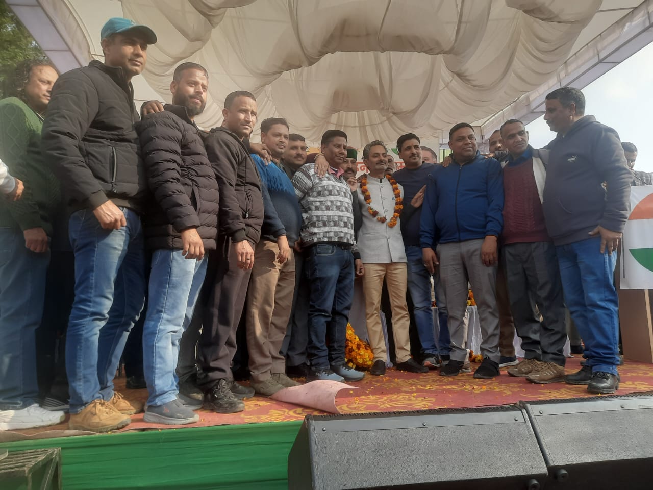 एचआरटीसी के उपाध्यक्ष बनने के बाद उनका स्वागत करते हुए लोग। एचआरटीसी के उपाध्यक्ष बनने के बाद उनका स्वागत करते हुए लोग।