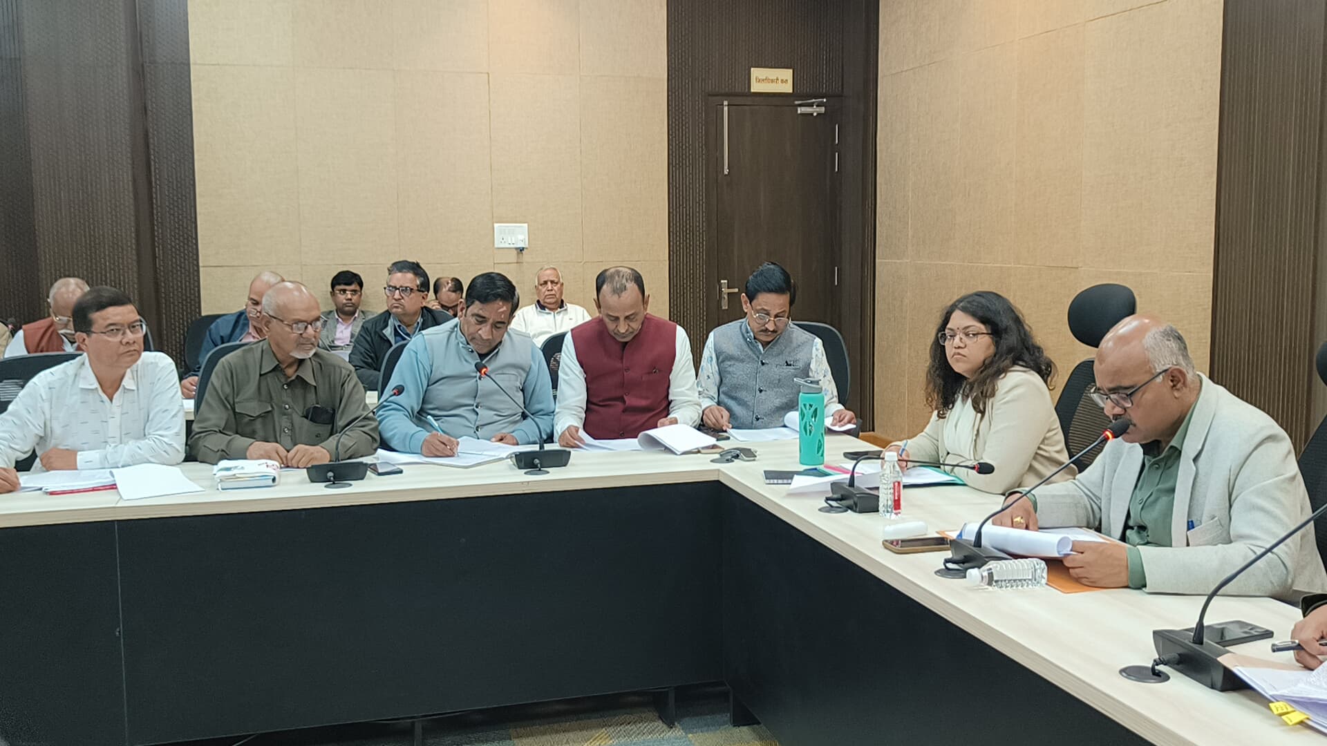 बैठक के दौरान जिलाधिकारी और व्यापारियों के साथ अधिकारी बैठक के दौरान जिलाधिकारी और व्यापारियों के साथ अधिकारी