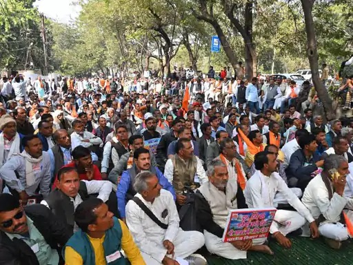 धरने में शामिल हुए हजारों की संख्या में किसान धरने में शामिल हुए हजारों की संख्या में किसान