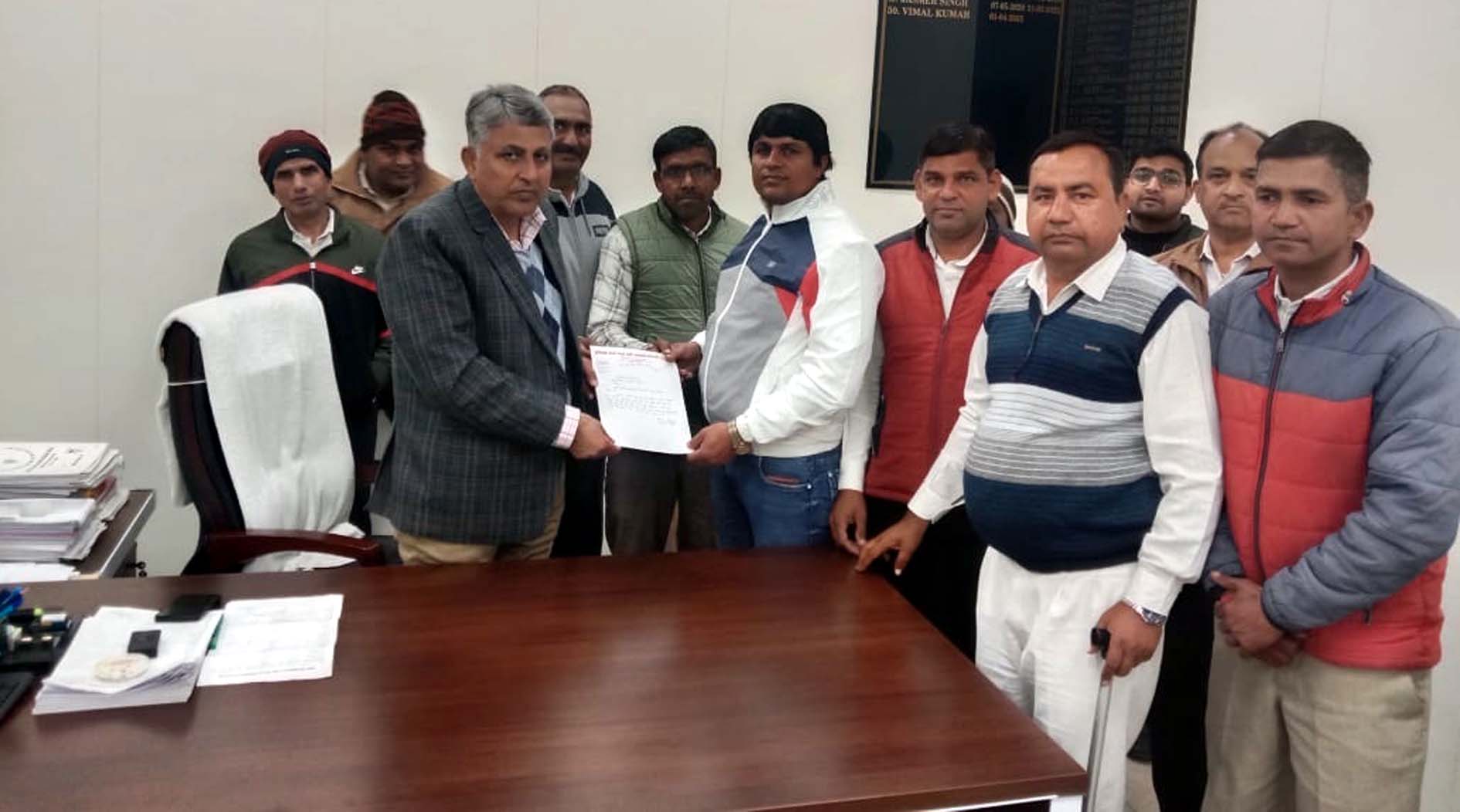 अधीक्षक अभियंता को मांग पत्र सौंपते यूनियन पदाधिकारी। अधीक्षक अभियंता को मांग पत्र सौंपते यूनियन पदाधिकारी।