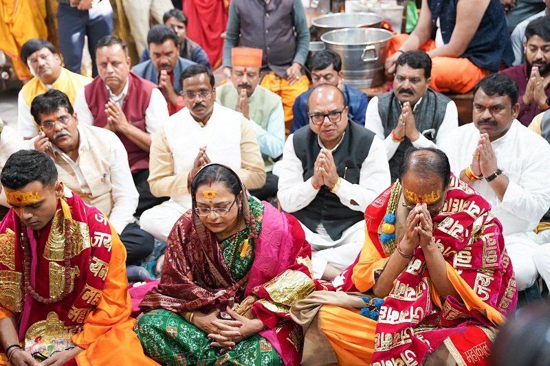 भगवान महाकाल के मंदिर में परिवार के साथ शिवराज सिंह चौहान भगवान महाकाल के मंदिर में परिवार के साथ शिवराज सिंह चौहान