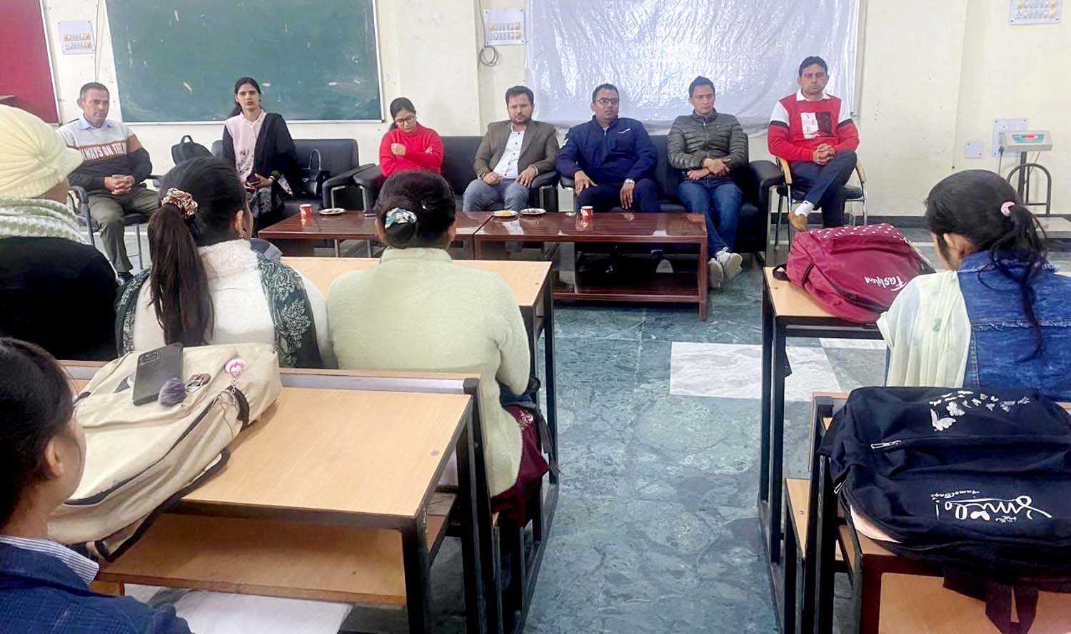 रोजगार मेले में भाग लेते हुए युवा। रोजगार मेले में भाग लेते हुए युवा।