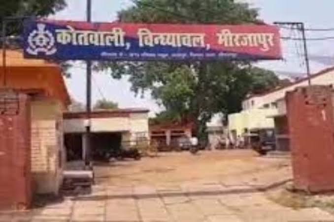 दिल दहला देने वाला मंजर, कुत्ता नवजात का शव लेकर गली में पहुंचा दिल दहला देने वाला मंजर, कुत्ता नवजात का शव लेकर गली में पहुंचा