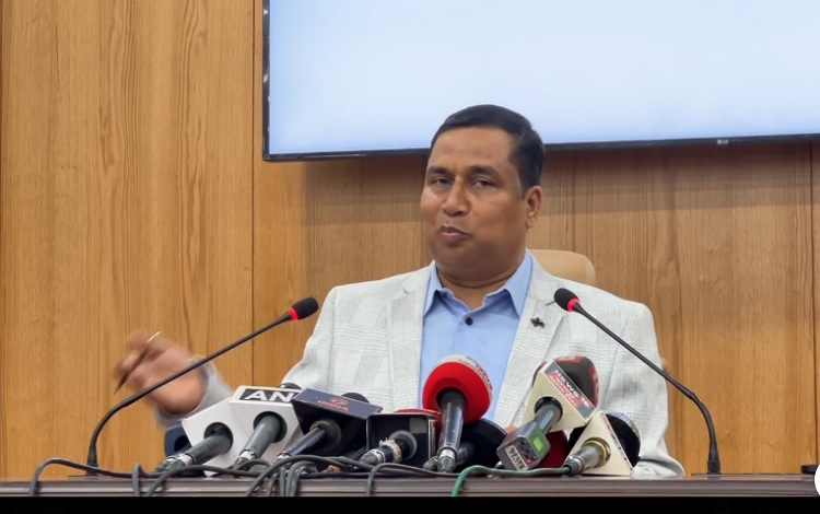 कैबिनेट बैठक के बाद लोक सेवा भवन, दिसपुर में संवाददाता सम्मेलन को संबोधित करते हुए मंत्री जयंत मल्लबरुवा कैबिनेट बैठक के बाद लोक सेवा भवन, दिसपुर में संवाददाता सम्मेलन को संबोधित करते हुए मंत्री जयंत मल्लबरुवा