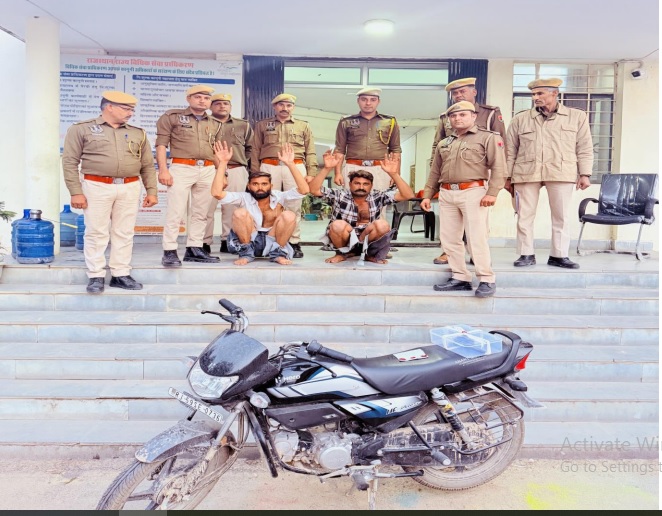 ज्वैलर्स से लूट के मामले में दो बदमाश गिरफ्तार ज्वैलर्स से लूट के मामले में दो बदमाश गिरफ्तार