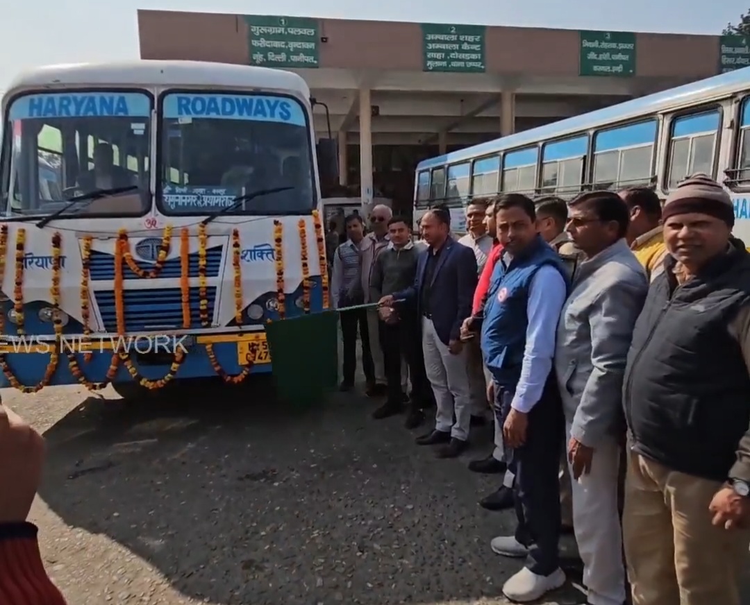 बस को रवाना करते हुए डिपो प्रबंधक बस को रवाना करते हुए डिपो प्रबंधक