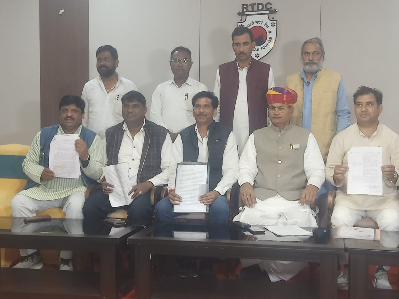 राजस्थान सरपंच संघ ने सरकार के आभार कार्यक्रम पर की जा रही टीका-टिप्पणी का किया विरोध राजस्थान सरपंच संघ ने सरकार के आभार कार्यक्रम पर की जा रही टीका-टिप्पणी का किया विरोध