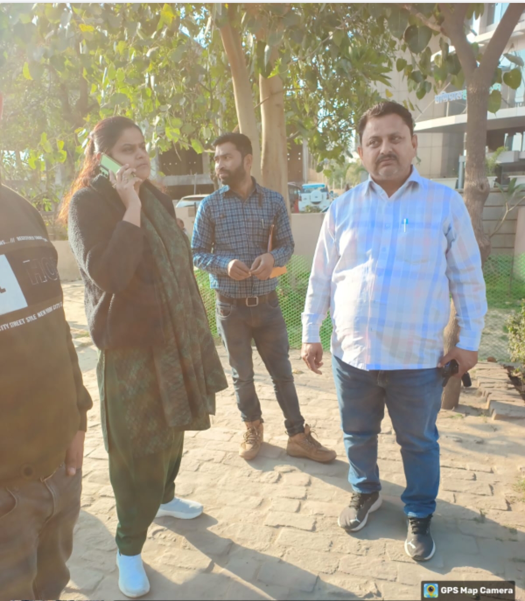 मौके पर जाँच करती टीम मौके पर जाँच करती टीम