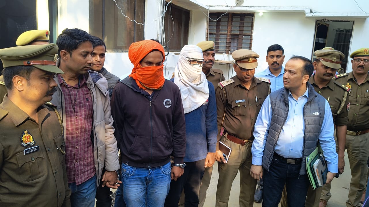 गिरफ्तार आरोपितों के साथ पुलिस टीम गिरफ्तार आरोपितों के साथ पुलिस टीम