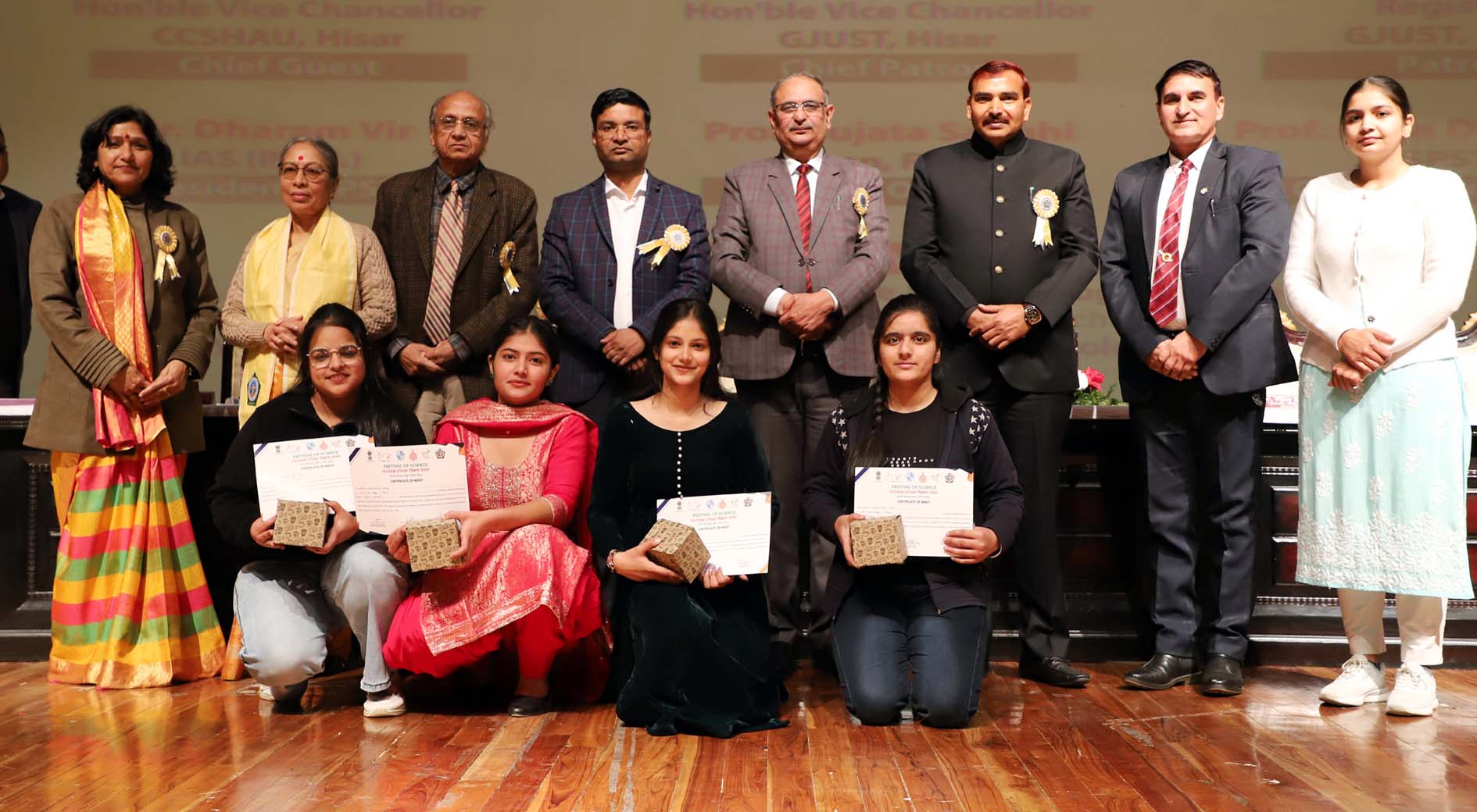 विज्ञान उत्सव के समापन समारोह में प्रतियोगिताओं के विजेता विद्यार्थियों को सम्मानित करते मुख्य अतिथि कुलपति प्रो.बीआर कम्बोज, कुलपति प्रो. नरसी राम बिश्नोई एवं अन्य अतिथिगण। विज्ञान उत्सव के समापन समारोह में प्रतियोगिताओं के विजेता विद्यार्थियों को सम्मानित करते मुख्य अतिथि कुलपति प्रो.बीआर कम्बोज, कुलपति प्रो. नरसी राम बिश्नोई एवं अन्य अतिथिगण।
