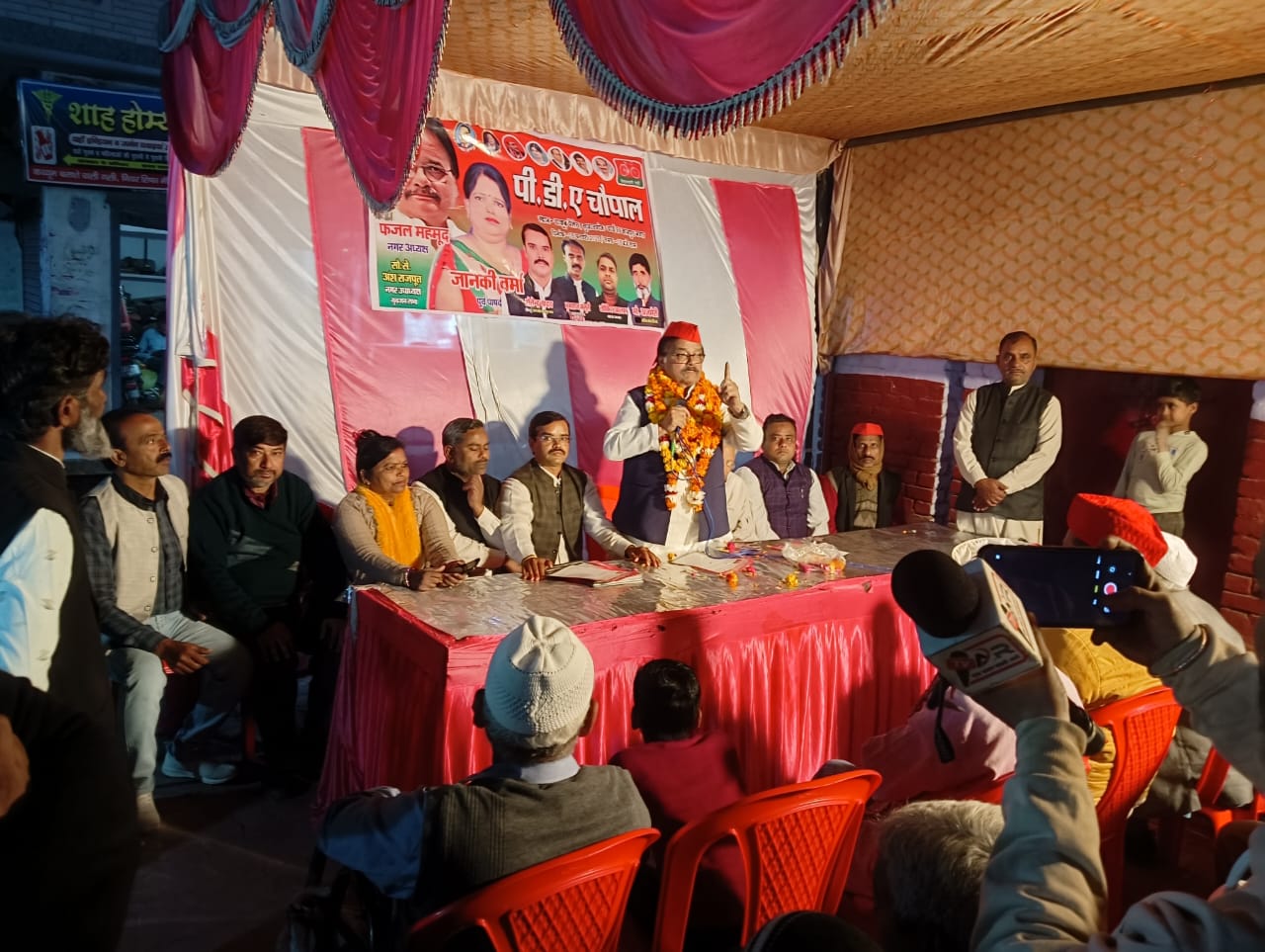 कार्यक्रम के दौरान संबोधित केते सपा नगर अध्यक्ष कार्यक्रम के दौरान संबोधित केते सपा नगर अध्यक्ष