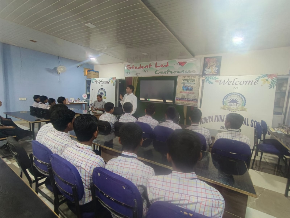 आयुर्वेद चिकित्सा के बारे में जानकारी देते हुए डा अवध पचौरी।