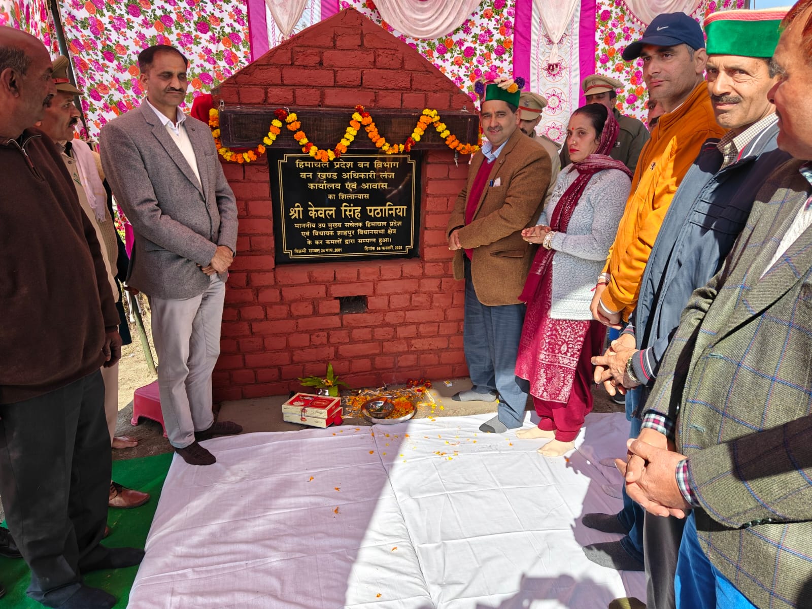 सिंचाई योजना के सुधारीकरण कार्य को शुरू करते हुए उपमुख्य सचेतक केवल पठानिया। सिंचाई योजना के सुधारीकरण कार्य को शुरू करते हुए उपमुख्य सचेतक केवल पठानिया।