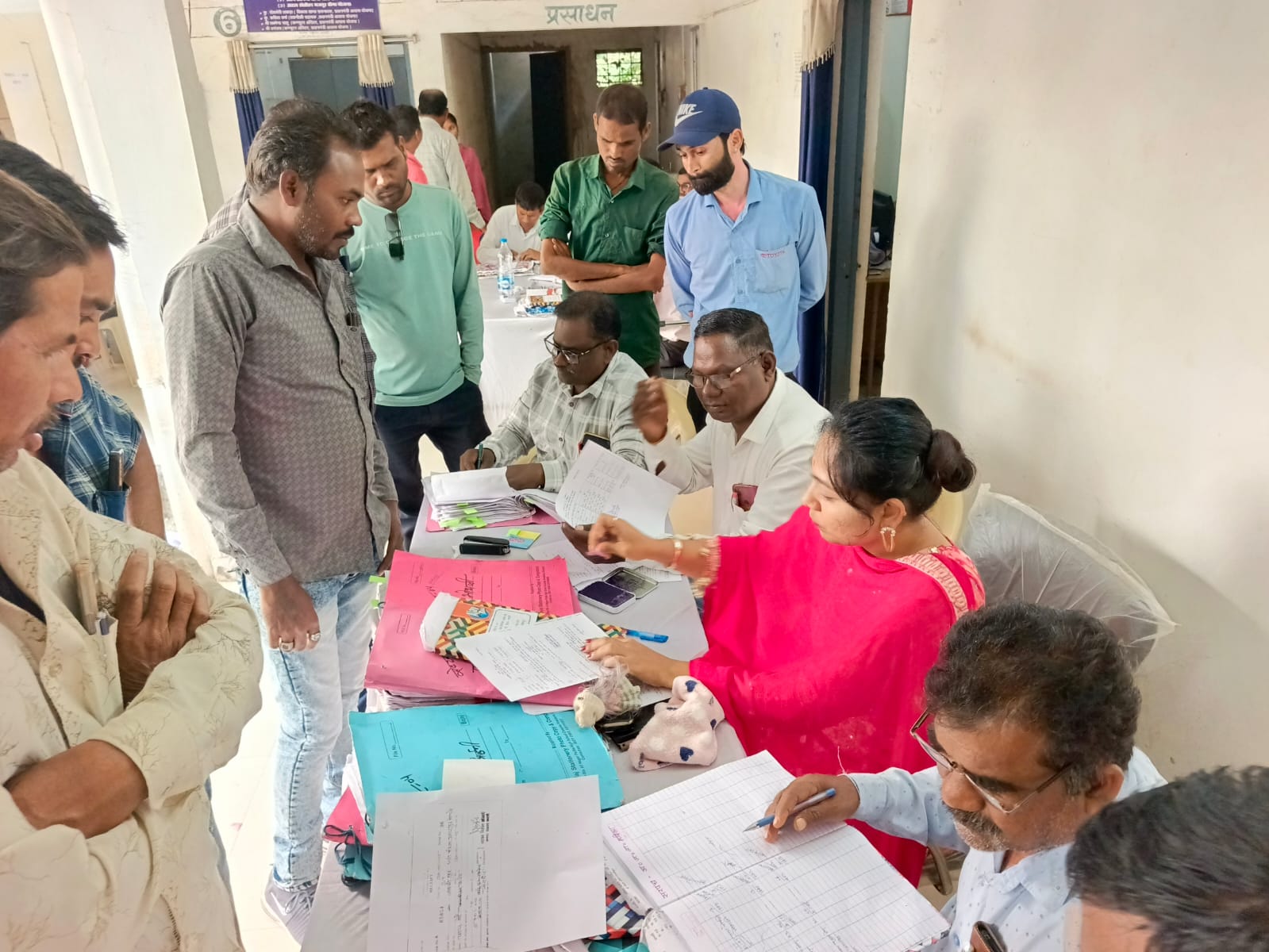 नामांकन फार्म की जानकारी लेते हुए प्रत्याशी व अन्य। नामांकन फार्म की जानकारी लेते हुए प्रत्याशी व अन्य।