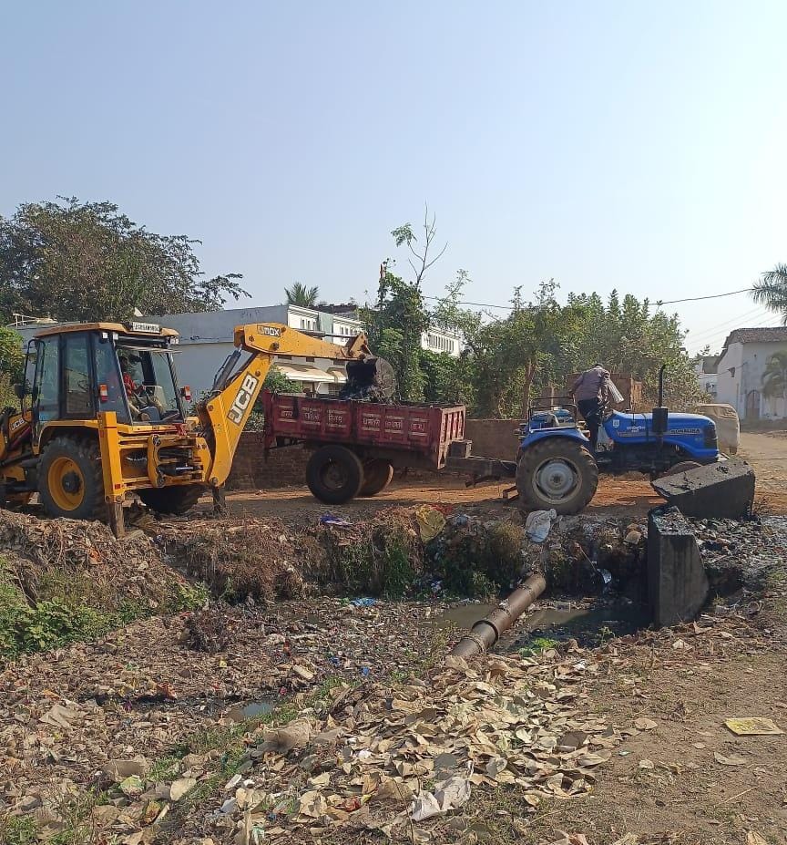 सोरिद नाला की जेसीबी मशीन से सफाई करते हुए नगर निगम कर्मचारी। सोरिद नाला की जेसीबी मशीन से सफाई करते हुए नगर निगम कर्मचारी।