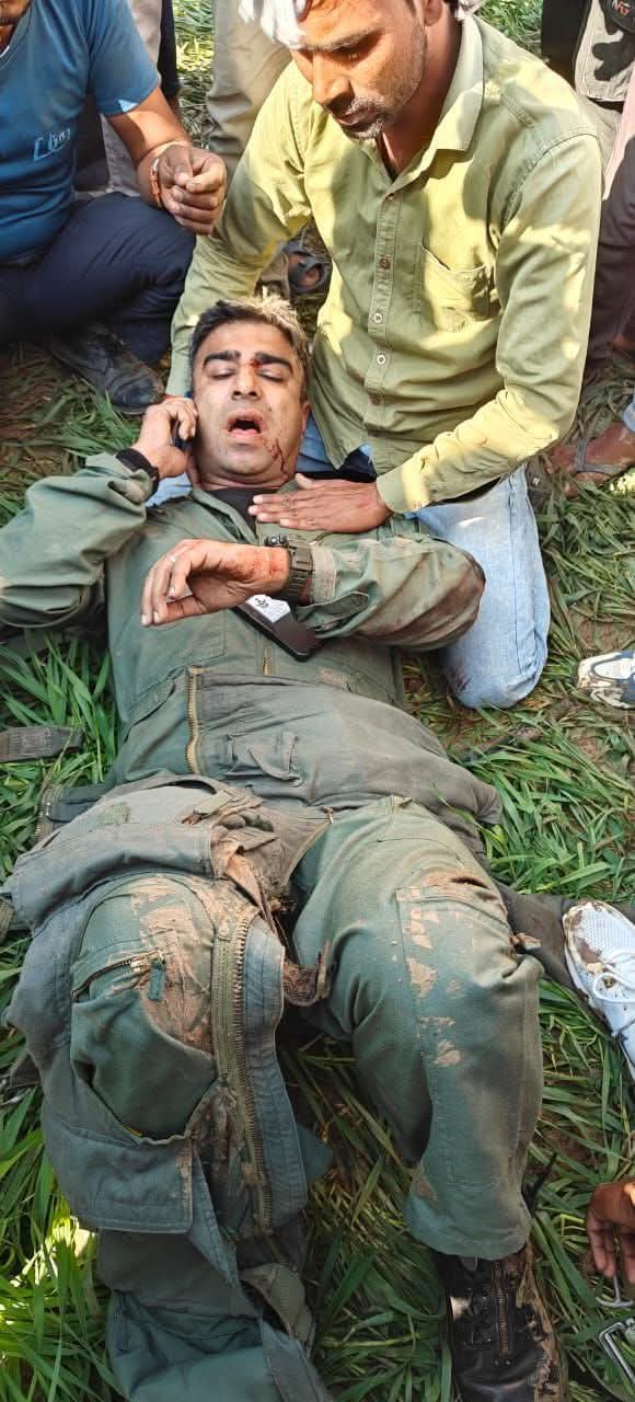 एयरफोर्स के दूसरे हेलीकाफ्टर से ले जाया गया एयरफोर्स के दूसरे हेलीकाफ्टर से ले जाया गया