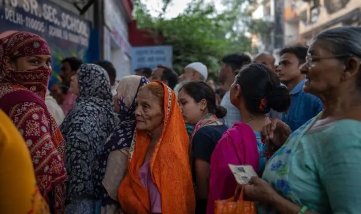 मतदाताओं का अपना फर्ज किया अदा। मतदाताओं का अपना फर्ज किया अदा।