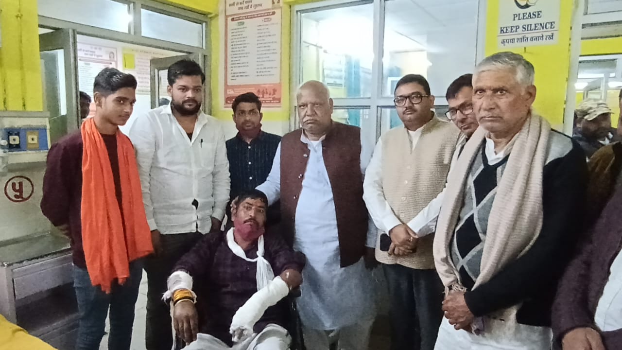 घायल कार्यकर्ता का हाल चाल लेने पहुंचे भाजपा नेता घायल कार्यकर्ता का हाल चाल लेने पहुंचे भाजपा नेता