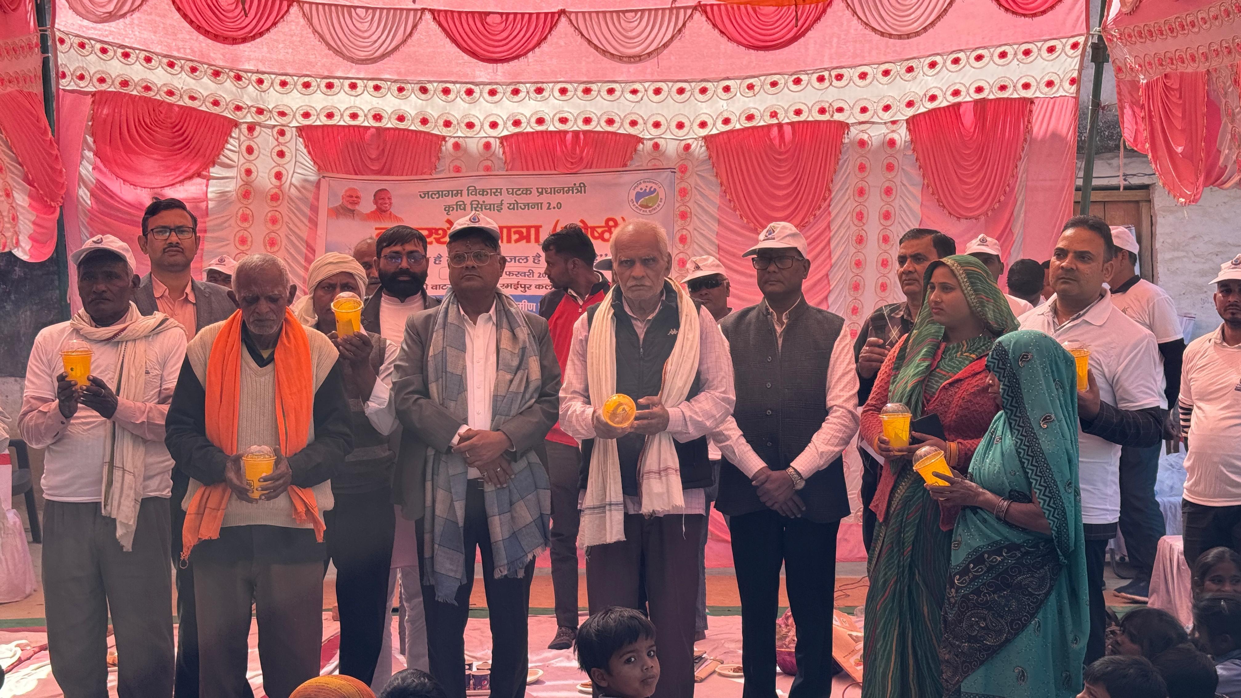 मुख्य कार्यकारी अधिकारी स्वागत करते हुए(फोटो) मुख्य कार्यकारी अधिकारी स्वागत करते हुए(फोटो)